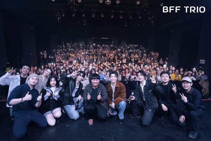 BFF TRIO 与观众合影